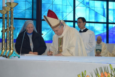 Al termine della Celebrazione è stato firmato dal Vescovo Carballo, il Decreto di approvazione dell'Associazione pubblica di fedeli laici 'Collaboratori e collaboratrici della Madonna del Divino Amore'